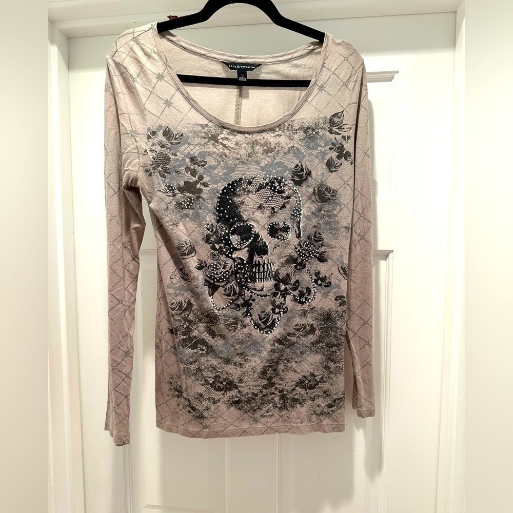 Rock & Republic SKULL Bling Women's Scoop Neck Gray T-shirt with Rhinestones